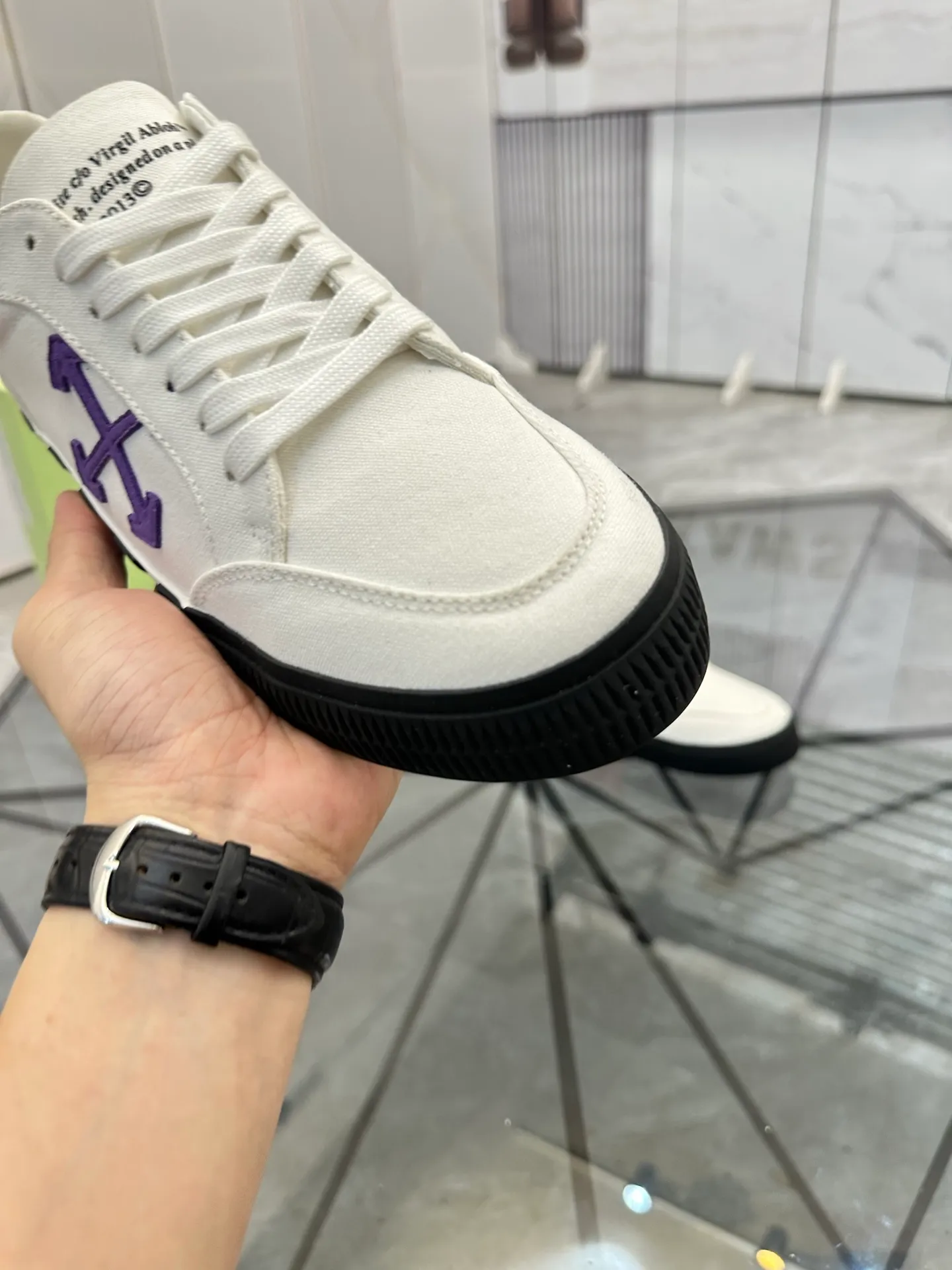 Selling men's shoes 💰: 💰P440¥ Product trademark: OFF WHITE *"OFF WHITE*" low-top casual shoes Regular size: 35-45 (can be customized to 46) Couple style Product materials: original material from the upper counter, breathable lining, original outsole. No.: H203